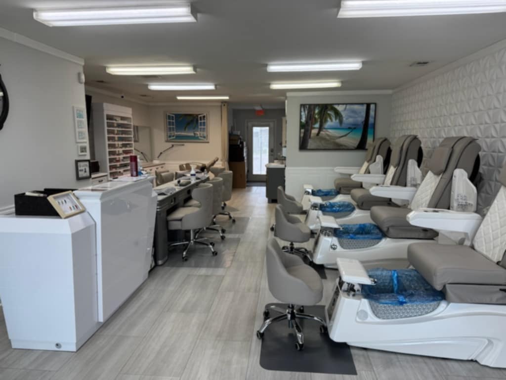 Cần Sang Tiệm Nail Good Location In Oak Island, NC.