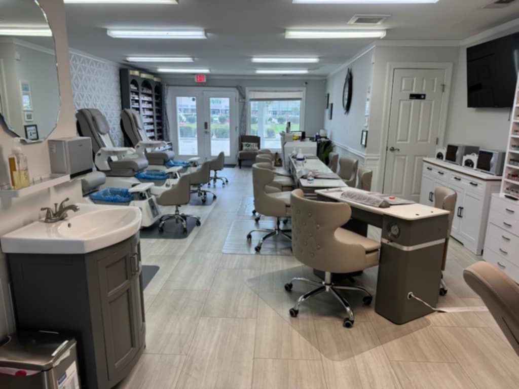 Cần Sang Tiệm Nail Good Location In Oak Island, NC.