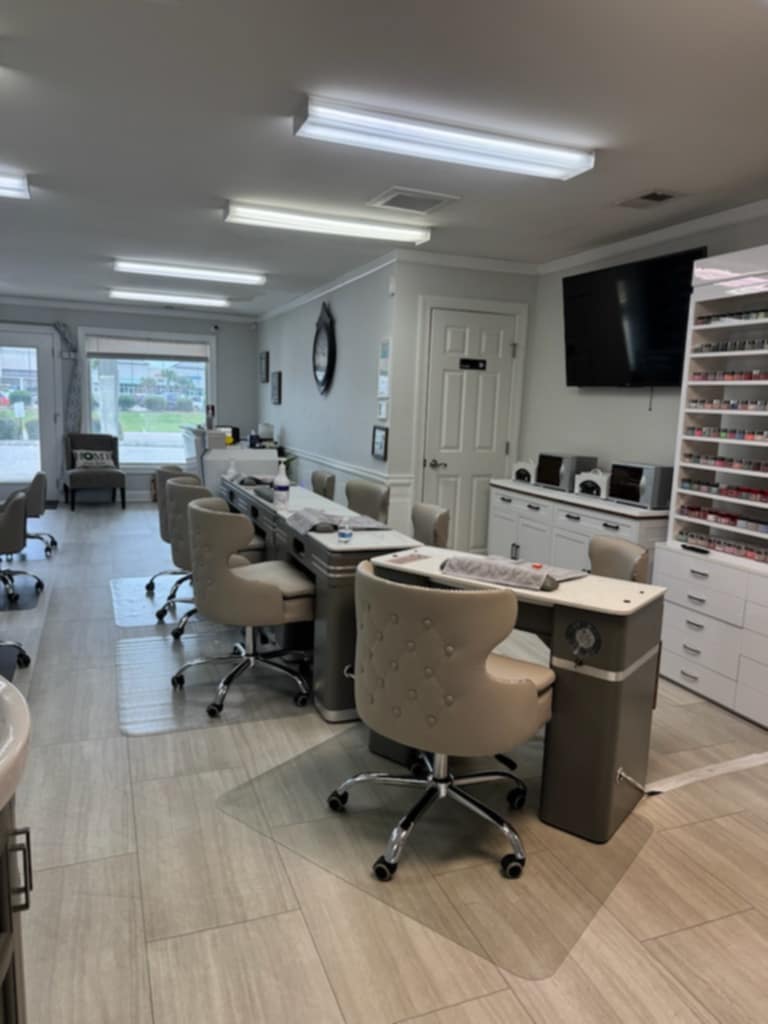 Cần Sang Tiệm Nail Good Location In Oak Island, NC.