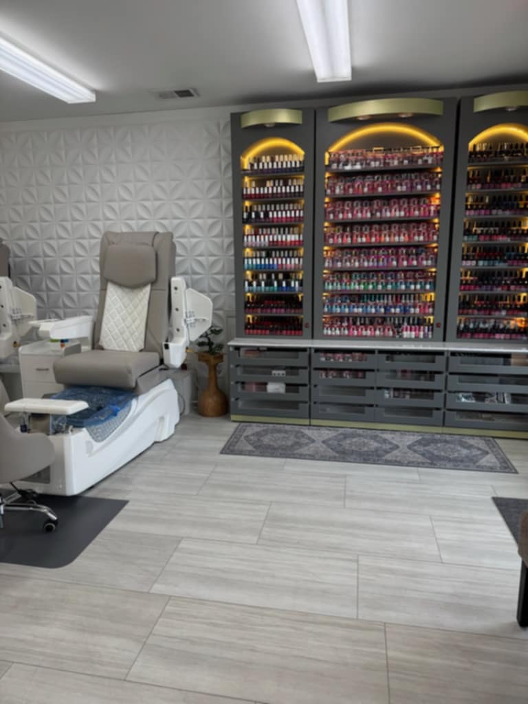 Cần Sang Tiệm Nail Good Location In Oak Island, NC.