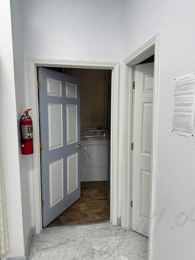 Cần Sang Lại Tiệm Nail Tại Kirkwood Mall, ND