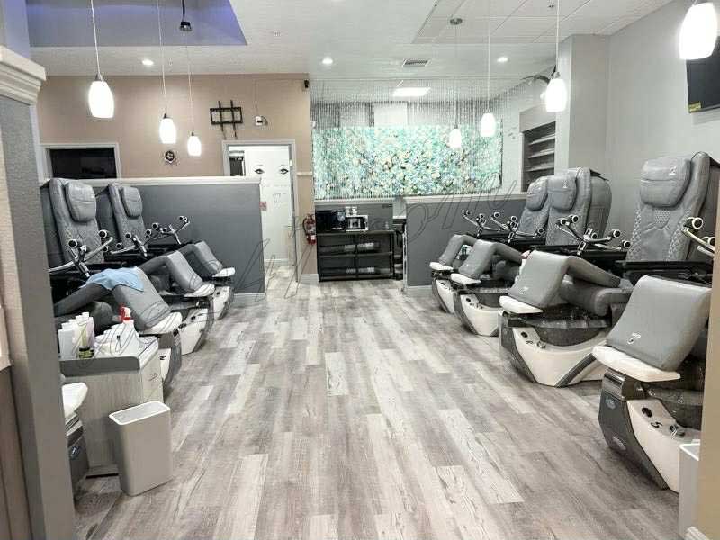 Sang Tiệm Nail Hoạt Động Lâu Năm Ở Ruskin FL 33573