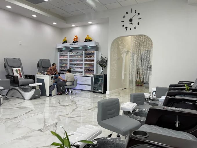 Cần Thợ Nữ Cho Tiệm Nail Vùng Riverview, FL