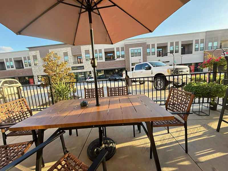 SANG NHÀ HÀNG - MONTGOMERY, TEXAS.