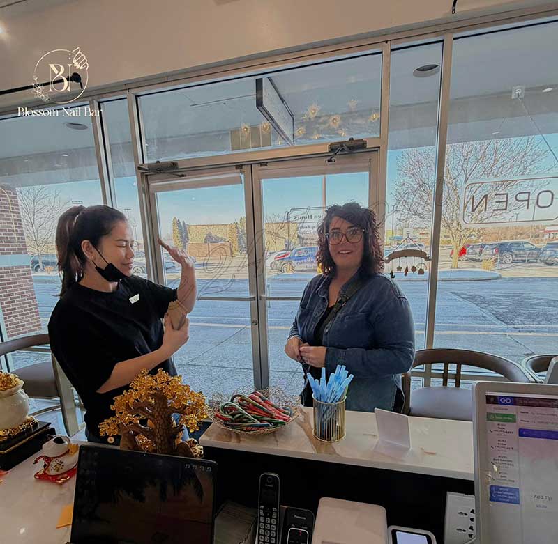 Cần Thợ Nails Khu Đông Khách In Springfield OH