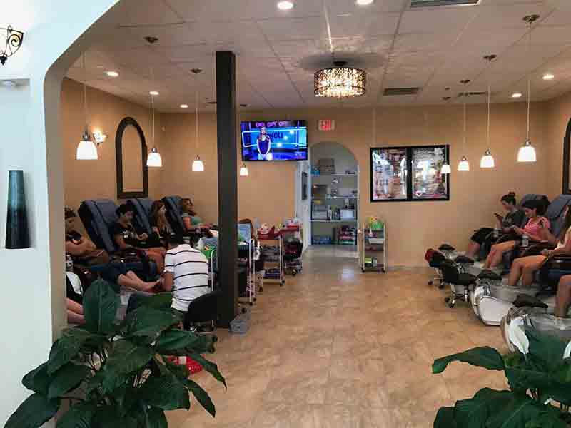 Cần Thợ Nails Có Bắng Texas Bao Lương $ 4000/ Tháng In Floresville, TX