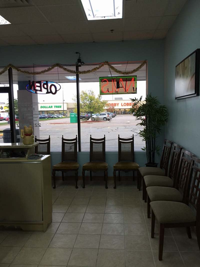 Bán Tiệm Nail Good Location In Monona, WI