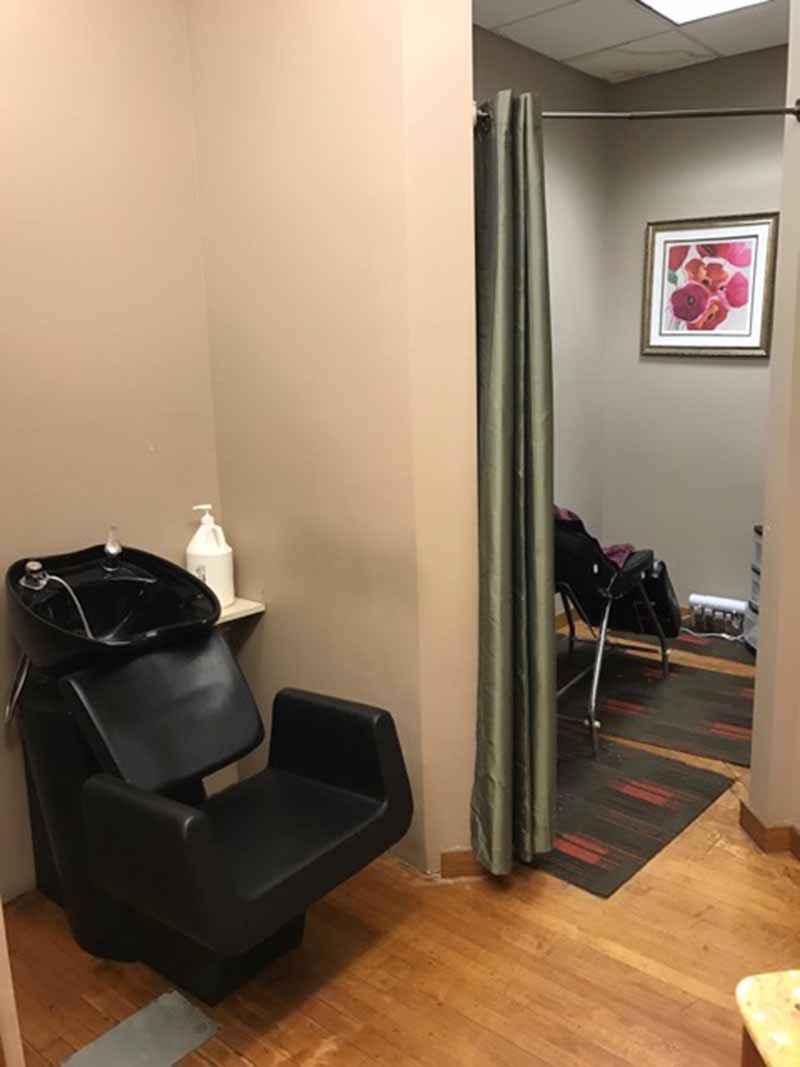 Cần Sang Tiệm Hair & Nails Vùng Cleveland OH