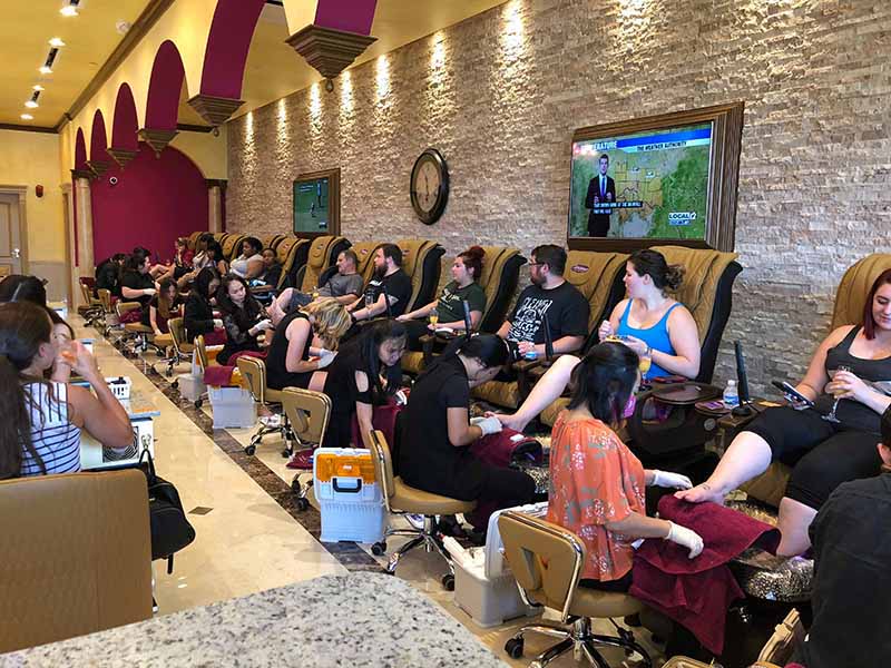 Tiệm Rất Đông Khách, Lương Cao Trên 10K/ tháng Cho 2 Vợ Chồng Cần Nhiều Thợ Nails In Cincinnati, Ohio