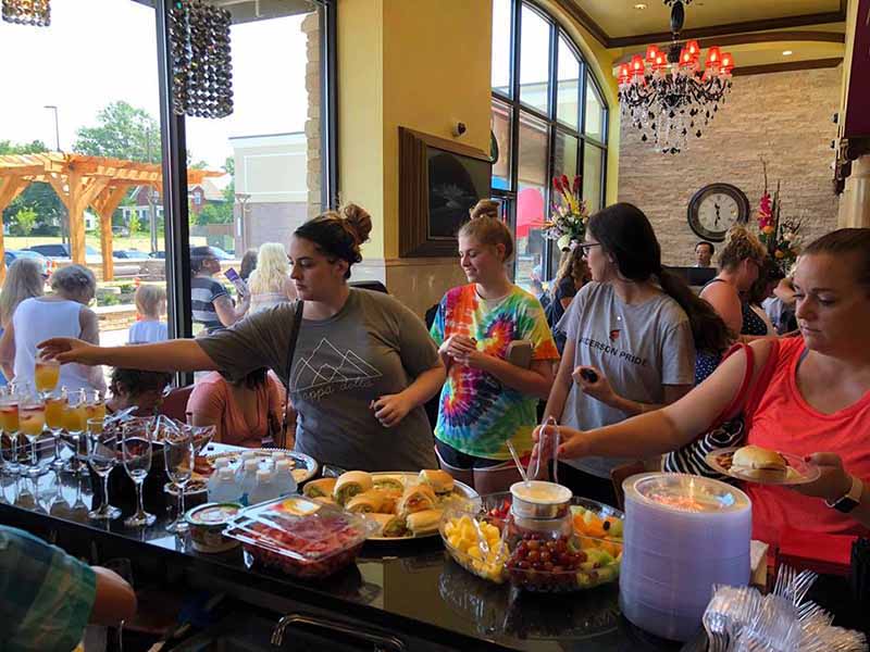 Tiệm Rất Đông Khách, Lương Cao Trên 10K/ tháng Cho 2 Vợ Chồng Cần Nhiều Thợ Nails In Cincinnati, Ohio