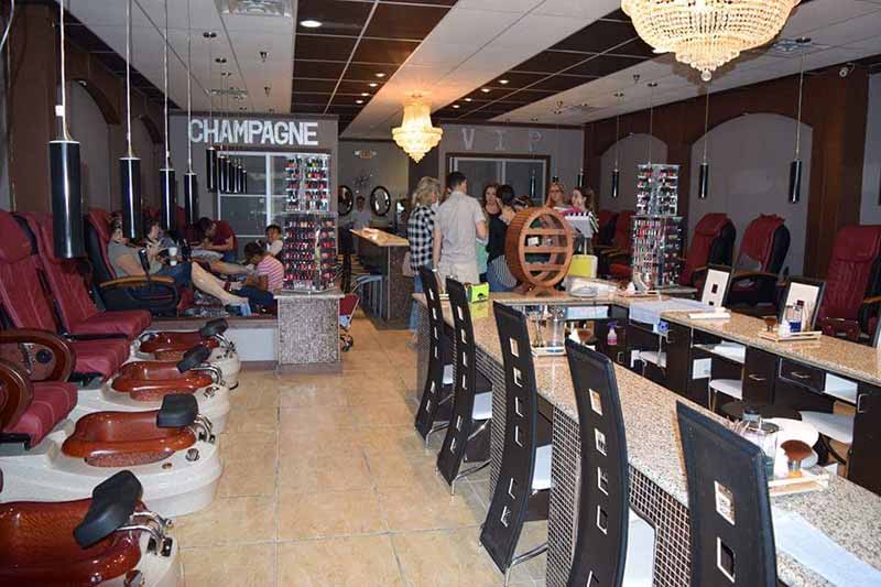 Rất Cần Thợ Nails Bột Và Chân Tay Nước In Hixson TN