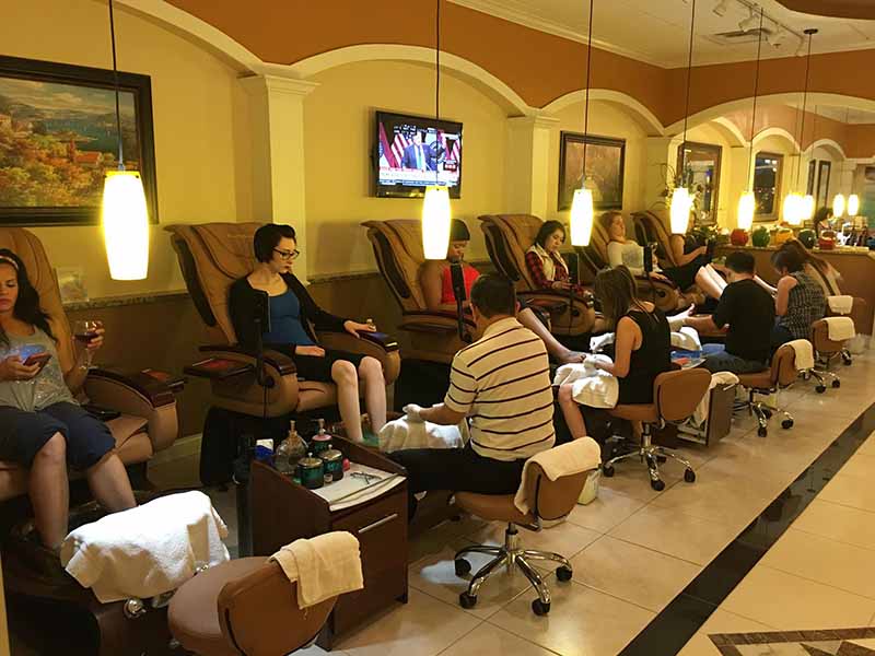 Cần Gấp Thợ Nails Bột Và Chân Tay Nước Khu Mỹ Trắng In Oklahoma