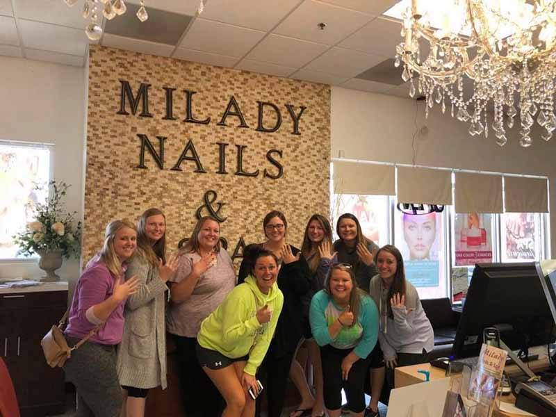 Cần Sang Gấp Tiệm Nails Khu Khách Sang Giá Nails Cao, Khu Vực Cạnh Mall In Coralville Iowa