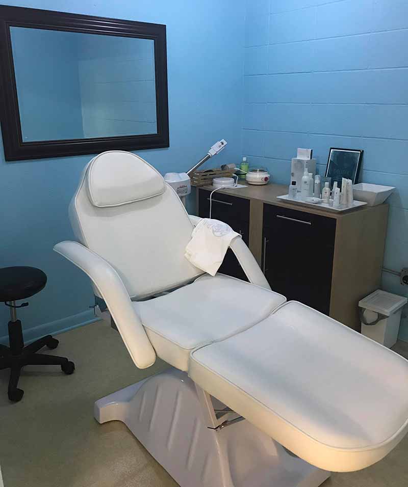 Cần Sang Gấp Tiệm Nail Rộng Incone Ổn Định Khu Đông Khách Giá Cao Không Cạnh Tranh In Bastrop LA