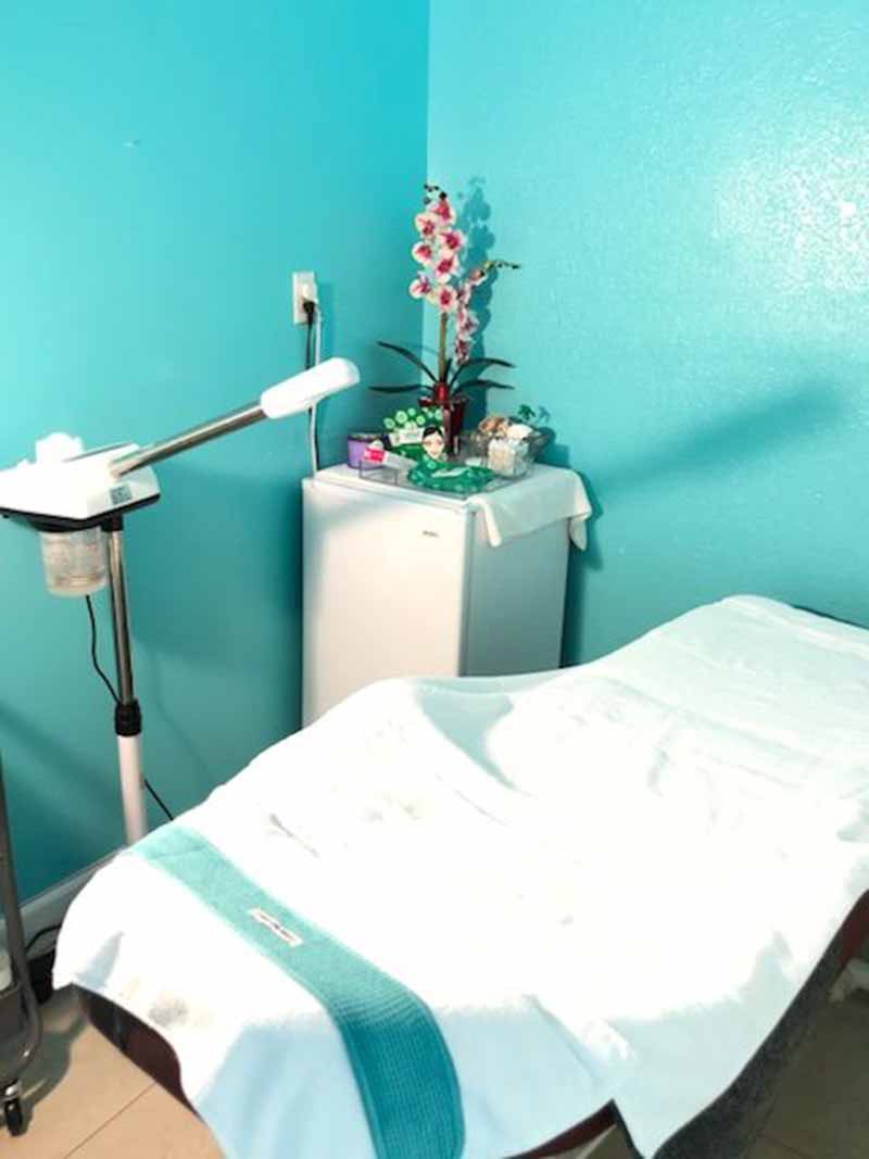 Cần Sang Gấp Tiệm Nails In Spring Hill FL Tiệm Mới Remodel Good Income Good Location