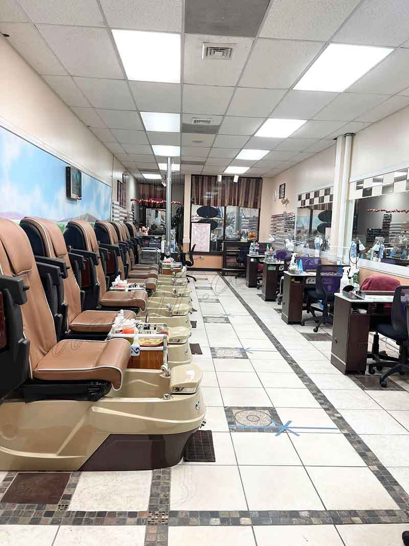 Cần Sang Tiệm Nail Đông Khách Nằm Trong Plaza Lớn Willow Street Pike .