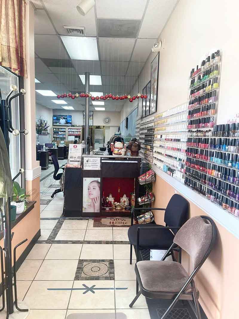 Cần Sang Lại Tiệm Nail Đông Khách Nằm Trong Plaza Lớn Willow Street