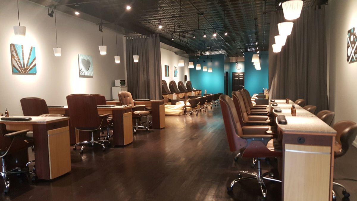 Cần Thợ Nails Ở Macomb, IL