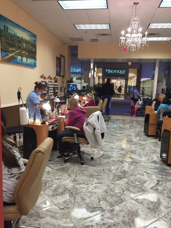 Cần Thợ Nails Gấp In Madison, WI