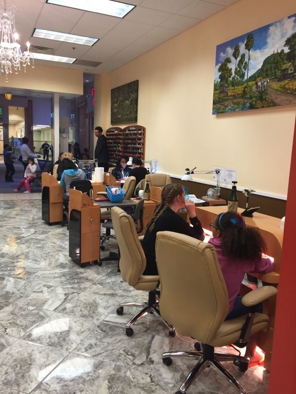 Cần Thợ Nails Gấp In Madison, WI