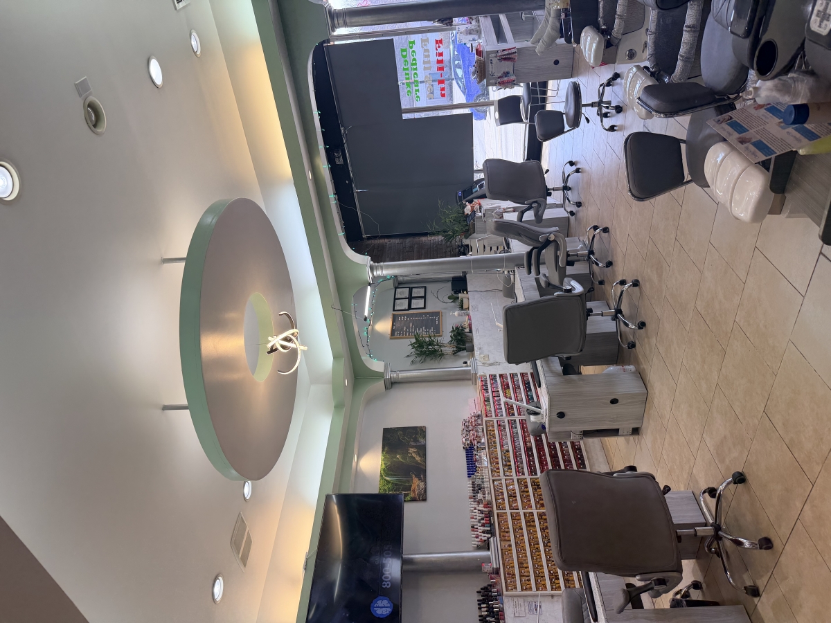 Cần sang tiệm nail gấp 