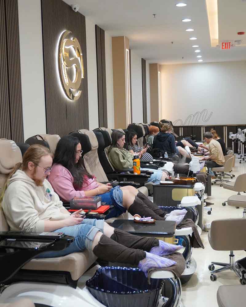 Cần Thợ Nails Saint Charles, Illinois - Bao Lương Hoặc Ăn Chia
