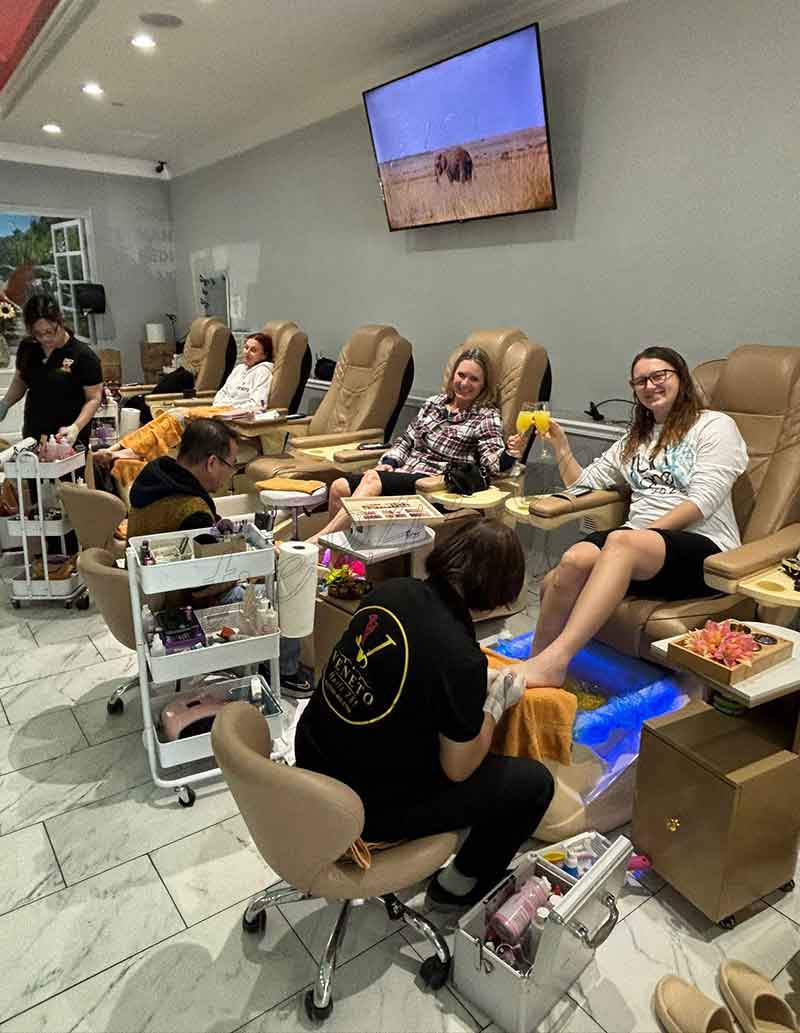 Cần Thợ Nails San Antonio, Texas - Bao Lương Hoặc Ăn Chia