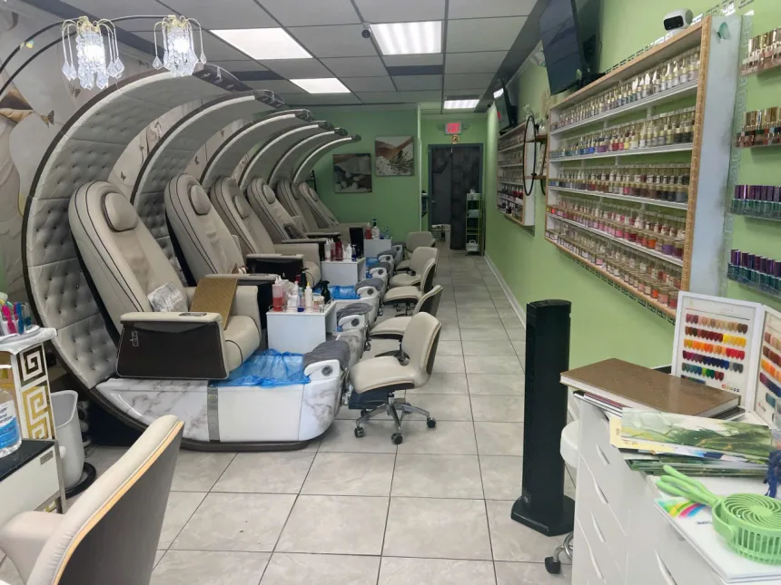 Sang Tiệm Nails Tại Jacksonville Beach, Florida
