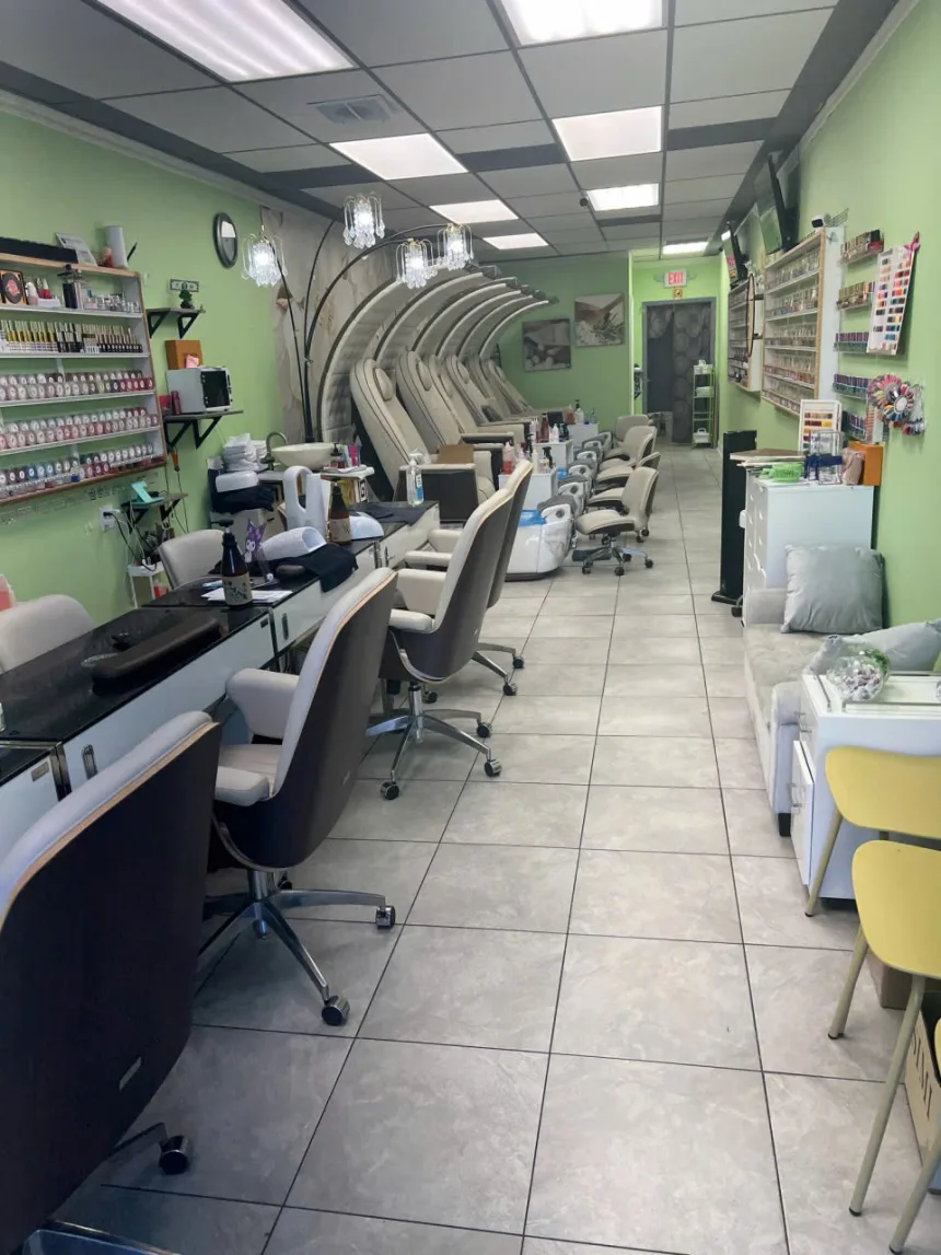 Sang Tiệm Nails Tại Jacksonville Beach, Florida