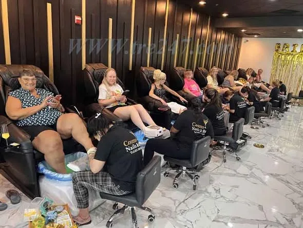 Sang Tiệm Nails Tại Orlando, Florida